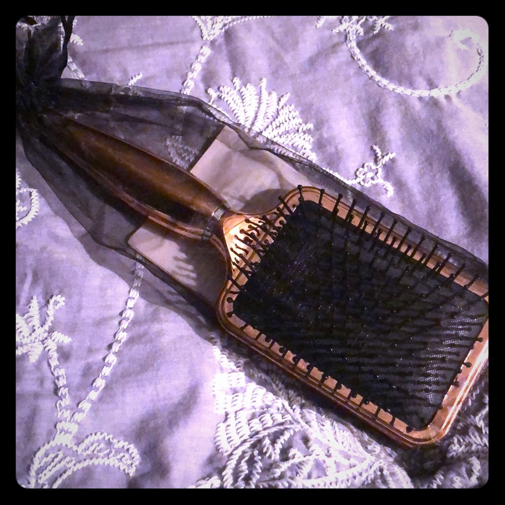 Aria Chrome detangling brush - New